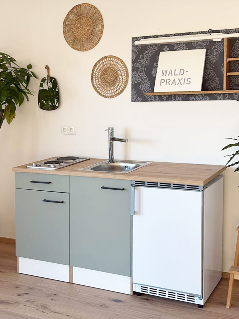 Julia-Leitner-Waldpraxis-Praxisraum-Kuechenzeile