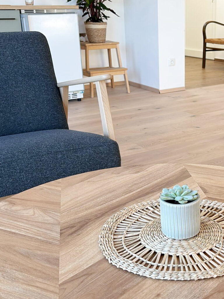 Julia-Leitner-Waldpraxis-Praxisraum-Stuhl